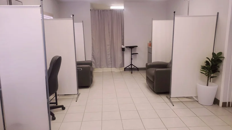 Supreme CHS treatment station room with privacy dividers and recliners